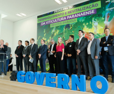 O governador Carlos Massa Ratinho Junior lançou nesta terça-feira (26), no Palácio Iguaçu, o programa Revitis, destinado a estimular a produção de uvas no Paraná. Iniciativa inédita no Estado, o programa está apoiado em quatro eixos: incentivo para a produção, reorganização da comercialização, desenvolvimento do turismo e apoio à agroindústria.