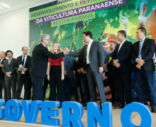 O governador Carlos Massa Ratinho Junior lançou nesta terça-feira (26), no Palácio Iguaçu, o programa Revitis, destinado a estimular a produção de uvas no Paraná. Iniciativa inédita no Estado, o programa está apoiado em quatro eixos: incentivo para a produção, reorganização da comercialização, desenvolvimento do turismo e apoio à agroindústria.