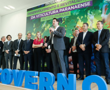 O governador Carlos Massa Ratinho Junior lançou nesta terça-feira (26), no Palácio Iguaçu, o programa Revitis, destinado a estimular a produção de uvas no Paraná. Iniciativa inédita no Estado, o programa está apoiado em quatro eixos: incentivo para a produção, reorganização da comercialização, desenvolvimento do turismo e apoio à agroindústria.