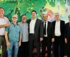 O governador Carlos Massa Ratinho Junior lançou nesta terça-feira (26), no Palácio Iguaçu, o programa Revitis, destinado a estimular a produção de uvas no Paraná. Iniciativa inédita no Estado, o programa está apoiado em quatro eixos: incentivo para a produção, reorganização da comercialização, desenvolvimento do turismo e apoio à agroindústria.