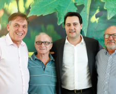 O governador Carlos Massa Ratinho Junior lançou nesta terça-feira (26), no Palácio Iguaçu, o programa Revitis, destinado a estimular a produção de uvas no Paraná. Iniciativa inédita no Estado, o programa está apoiado em quatro eixos: incentivo para a produção, reorganização da comercialização, desenvolvimento do turismo e apoio à agroindústria.