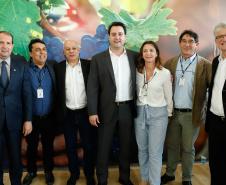 O governador Carlos Massa Ratinho Junior lançou nesta terça-feira (26), no Palácio Iguaçu, o programa Revitis, destinado a estimular a produção de uvas no Paraná. Iniciativa inédita no Estado, o programa está apoiado em quatro eixos: incentivo para a produção, reorganização da comercialização, desenvolvimento do turismo e apoio à agroindústria.