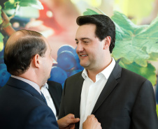 O governador Carlos Massa Ratinho Junior lançou nesta terça-feira (26), no Palácio Iguaçu, o programa Revitis, destinado a estimular a produção de uvas no Paraná. Iniciativa inédita no Estado, o programa está apoiado em quatro eixos: incentivo para a produção, reorganização da comercialização, desenvolvimento do turismo e apoio à agroindústria.