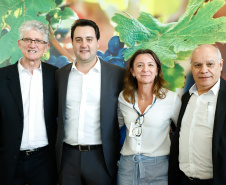 O governador Carlos Massa Ratinho Junior lançou nesta terça-feira (26), no Palácio Iguaçu, o programa Revitis, destinado a estimular a produção de uvas no Paraná. Iniciativa inédita no Estado, o programa está apoiado em quatro eixos: incentivo para a produção, reorganização da comercialização, desenvolvimento do turismo e apoio à agroindústria.