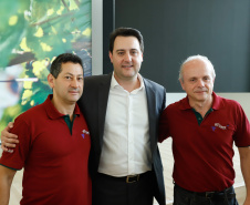 O governador Carlos Massa Ratinho Junior lançou nesta terça-feira (26), no Palácio Iguaçu, o programa Revitis, destinado a estimular a produção de uvas no Paraná. Iniciativa inédita no Estado, o programa está apoiado em quatro eixos: incentivo para a produção, reorganização da comercialização, desenvolvimento do turismo e apoio à agroindústria.