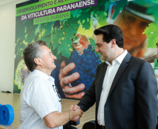 O governador Carlos Massa Ratinho Junior lançou nesta terça-feira (26), no Palácio Iguaçu, o programa Revitis, destinado a estimular a produção de uvas no Paraná. Iniciativa inédita no Estado, o programa está apoiado em quatro eixos: incentivo para a produção, reorganização da comercialização, desenvolvimento do turismo e apoio à agroindústria.