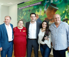 O governador Carlos Massa Ratinho Junior lançou nesta terça-feira (26), no Palácio Iguaçu, o programa Revitis, destinado a estimular a produção de uvas no Paraná. Iniciativa inédita no Estado, o programa está apoiado em quatro eixos: incentivo para a produção, reorganização da comercialização, desenvolvimento do turismo e apoio à agroindústria.
