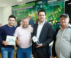 O governador Carlos Massa Ratinho Junior lançou nesta terça-feira (26), no Palácio Iguaçu, o programa Revitis, destinado a estimular a produção de uvas no Paraná. Iniciativa inédita no Estado, o programa está apoiado em quatro eixos: incentivo para a produção, reorganização da comercialização, desenvolvimento do turismo e apoio à agroindústria.