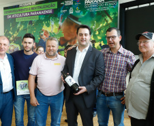 O governador Carlos Massa Ratinho Junior lançou nesta terça-feira (26), no Palácio Iguaçu, o programa Revitis, destinado a estimular a produção de uvas no Paraná. Iniciativa inédita no Estado, o programa está apoiado em quatro eixos: incentivo para a produção, reorganização da comercialização, desenvolvimento do turismo e apoio à agroindústria.