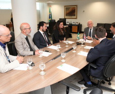 Paraná e Reino Unido têm interesse em fortalecer o intercâmbio econômico e as relações comerciais. Possíveis parcerias nas áreas de infraestrutura, agricultura, biocombustíveis, saúde e educação foram discutidas nesta terça-feira (26) pelo vice-governador Darci Piana e o embaixador britânico no Brasil, Vijay Rangarajan, em reunião no Palácio Iguaçu. Foto: Ari Dias/AEN