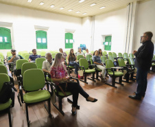TURISMO E EDUCAÇÃO AMBIENTAL - André Poletti, assistente técnico da Paraná Turismo, faz palestra em Paranaguá,  sobre Hospitalidade e Operação Verão, para vendedores, alunos de Turismo da UFPR, proprietários de hotéis e pousadas, etc.Paranaguá, 26-11-!9.Foto: Arnaldo Alves / AEN.