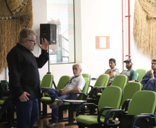 TURISMO E EDUCAÇÃO AMBIENTAL - André Poletti, assistente técnico da Paraná Turismo, faz palestra em Paranaguá,  sobre Hospitalidade e Operação Verão, para vendedores, alunos de Turismo da UFPR, proprietários de hotéis e pousadas, etc.Paranaguá, 26-11-!9.Foto: Arnaldo Alves / AEN.