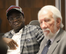 O vice-governador Darci Piana recebe o governador de Benue,  Ortom Samuel Ioraer. Presentes: Orbunde Terwase cefe da Casa Civi; Ijir Timothy Aondona secretário de Agricultura e Recursos Naturais; Oyiwona Godwin Emmanuel Secretário de Ciência, Tecnologia e Energia; Akase Terver, Secretário Chefe de Imprensa; Kwaghngu Abrahams, Assessor Especial de  Tarefas; Ubwa Paul Oorkuma, presidente da Câmara do Comércio do Estado de Benue.Curitiba, 27-11-19.Foto: Arnaldo Alves / AEN.