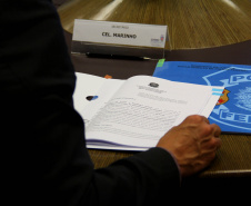 A Secretaria de Estado da Segurança Pública assinou nesta quarta-feira (27) um Termo de Cooperação Técnica com a Polícia Federal, o qual prevê aos integrantes das duas instituições acesso aos sistemas de dados internos de cada órgão e compartilhamento de informações. O acordo foi firmado na sede da Secretaria, em Curitiba. Foto: SESP