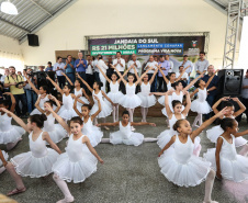 O Governador Carlos Massa Ratinho Júnior lança nesta quinta-feira (28),  o Programa Vida Nova Paraná em Jandaia do Sul.  E também anuncia  recursos e ações nas áreas da saúde, desenvolvimento urbano e sinalização viária, além de entrega de ambulância e de viatura para a Polícia Militar.Jandaia do Sul, 28/11/2019 -  Foto: Geraldo Bubniak/AEN
