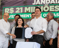 O Governador Carlos Massa Ratinho Júnior lança nesta quinta-feira (28),  o Programa Vida Nova Paraná em Jandaia do Sul.  E também anuncia  recursos e ações nas áreas da saúde, desenvolvimento urbano e sinalização viária, além de entrega de ambulância e de viatura para a Polícia Militar.Jandaia do Sul, 28/11/2019 -  Foto: Geraldo Bubniak/AEN