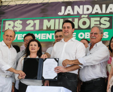 O Governador Carlos Massa Ratinho Júnior lança nesta quinta-feira (28),  o Programa Vida Nova Paraná em Jandaia do Sul.  E também anuncia  recursos e ações nas áreas da saúde, desenvolvimento urbano e sinalização viária, além de entrega de ambulância e de viatura para a Polícia Militar.Jandaia do Sul, 28/11/2019 -  Foto: Geraldo Bubniak/AEN