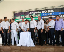 O Governador Carlos Massa Ratinho Júnior lança nesta quinta-feira (28),  o Programa Vida Nova Paraná em Jandaia do Sul.  E também anuncia  recursos e ações nas áreas da saúde, desenvolvimento urbano e sinalização viária, além de entrega de ambulância e de viatura para a Polícia Militar.Jandaia do Sul, 28/11/2019 -  Foto: Geraldo Bubniak/AEN