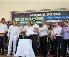 O Governador Carlos Massa Ratinho Júnior lança nesta quinta-feira (28),  o Programa Vida Nova Paraná em Jandaia do Sul.  E também anuncia  recursos e ações nas áreas da saúde, desenvolvimento urbano e sinalização viária, além de entrega de ambulância e de viatura para a Polícia Militar.Jandaia do Sul, 28/11/2019 -  Foto: Geraldo Bubniak/AEN
