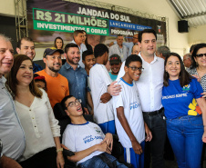 O Governador Carlos Massa Ratinho Júnior lança nesta quinta-feira (28),  o Programa Vida Nova Paraná em Jandaia do Sul.  E também anuncia  recursos e ações nas áreas da saúde, desenvolvimento urbano e sinalização viária, além de entrega de ambulância e de viatura para a Polícia Militar.Jandaia do Sul, 28/11/2019 -  Foto: Geraldo Bubniak/AEN