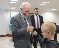 O vice-governador Darci Piana recebeu Eduardo Kuzeratzki, 7 anos, aluno do 1o ano da Escola Municipal Padre Antonio de Quitandinha, ganhou o 6o Concurso Cartão de Natal, na categoria Educação Infantil. Acompanharam: Sua mãe Daiana Suelen Kuzeratzki; o diretor da Escola do Detran/Pr, Mário Marques Guimarães Neto e a prefeita de Quitandinha, Maria Julia Wojcik.Curitiba, 28-11-19.Foto: Arnaldo Alves / AEN. 