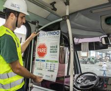 A partir desta semana, os trabalhadores que entram no cais público do Porto de Paranaguá recebem informações claras sobre as regras gerais de segurança e o regulamento da rota de tráfego de veículos e pedestres. Além de banners e cartazes, são entregues cartilhas com orientações de velocidade, equipamentos e práticas para tornar o ambiente portuário mais seguro. O conteúdo também está disponível no site da Portos do Paraná (www.portosdoparana.pr.gov.br).