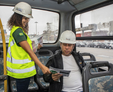 A partir desta semana, os trabalhadores que entram no cais público do Porto de Paranaguá recebem informações claras sobre as regras gerais de segurança e o regulamento da rota de tráfego de veículos e pedestres. Além de banners e cartazes, são entregues cartilhas com orientações de velocidade, equipamentos e práticas para tornar o ambiente portuário mais seguro. O conteúdo também está disponível no site da Portos do Paraná (www.portosdoparana.pr.gov.br).