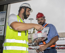 A partir desta semana, os trabalhadores que entram no cais público do Porto de Paranaguá recebem informações claras sobre as regras gerais de segurança e o regulamento da rota de tráfego de veículos e pedestres. Além de banners e cartazes, são entregues cartilhas com orientações de velocidade, equipamentos e práticas para tornar o ambiente portuário mais seguro. O conteúdo também está disponível no site da Portos do Paraná (www.portosdoparana.pr.gov.br).