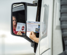 A partir desta semana, os trabalhadores que entram no cais público do Porto de Paranaguá recebem informações claras sobre as regras gerais de segurança e o regulamento da rota de tráfego de veículos e pedestres. Além de banners e cartazes, são entregues cartilhas com orientações de velocidade, equipamentos e práticas para tornar o ambiente portuário mais seguro. O conteúdo também está disponível no site da Portos do Paraná (www.portosdoparana.pr.gov.br).