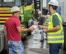 A partir desta semana, os trabalhadores que entram no cais público do Porto de Paranaguá recebem informações claras sobre as regras gerais de segurança e o regulamento da rota de tráfego de veículos e pedestres. Além de banners e cartazes, são entregues cartilhas com orientações de velocidade, equipamentos e práticas para tornar o ambiente portuário mais seguro. O conteúdo também está disponível no site da Portos do Paraná (www.portosdoparana.pr.gov.br).