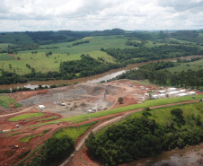 O canteiro de obras da Pequena Central Hidrelétrica (PCH) Bela Vista está movimentado. Cerca de 300 pessoas já trabalham no empreendimento que está sendo construído no Rio Chopim, entre os municípios de Verê e São João, no Sudoeste do Estado. Foto: Copel