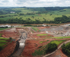 O canteiro de obras da Pequena Central Hidrelétrica (PCH) Bela Vista está movimentado. Cerca de 300 pessoas já trabalham no empreendimento que está sendo construído no Rio Chopim, entre os municípios de Verê e São João, no Sudoeste do Estado. Foto: Copel