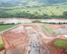 O canteiro de obras da Pequena Central Hidrelétrica (PCH) Bela Vista está movimentado. Cerca de 300 pessoas já trabalham no empreendimento que está sendo construído no Rio Chopim, entre os municípios de Verê e São João, no Sudoeste do Estado. Foto: Copel