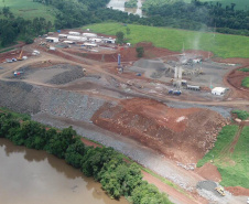 O canteiro de obras da Pequena Central Hidrelétrica (PCH) Bela Vista está movimentado. Cerca de 300 pessoas já trabalham no empreendimento que está sendo construído no Rio Chopim, entre os municípios de Verê e São João, no Sudoeste do Estado. Foto: Copel