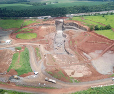 O canteiro de obras da Pequena Central Hidrelétrica (PCH) Bela Vista está movimentado. Cerca de 300 pessoas já trabalham no empreendimento que está sendo construído no Rio Chopim, entre os municípios de Verê e São João, no Sudoeste do Estado. Foto: Copel