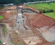 O canteiro de obras da Pequena Central Hidrelétrica (PCH) Bela Vista está movimentado. Cerca de 300 pessoas já trabalham no empreendimento que está sendo construído no Rio Chopim, entre os municípios de Verê e São João, no Sudoeste do Estado. Foto: Copel