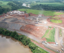 O canteiro de obras da Pequena Central Hidrelétrica (PCH) Bela Vista está movimentado. Cerca de 300 pessoas já trabalham no empreendimento que está sendo construído no Rio Chopim, entre os municípios de Verê e São João, no Sudoeste do Estado. Foto: Copel