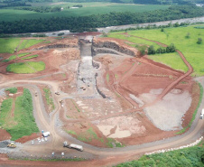 O canteiro de obras da Pequena Central Hidrelétrica (PCH) Bela Vista está movimentado. Cerca de 300 pessoas já trabalham no empreendimento que está sendo construído no Rio Chopim, entre os municípios de Verê e São João, no Sudoeste do Estado. Foto: Copel