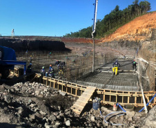 O canteiro de obras da Pequena Central Hidrelétrica (PCH) Bela Vista está movimentado. Cerca de 300 pessoas já trabalham no empreendimento que está sendo construído no Rio Chopim, entre os municípios de Verê e São João, no Sudoeste do Estado. Foto: Copel
