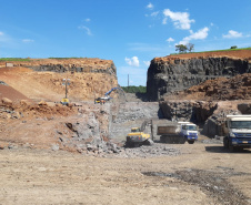 O canteiro de obras da Pequena Central Hidrelétrica (PCH) Bela Vista está movimentado. Cerca de 300 pessoas já trabalham no empreendimento que está sendo construído no Rio Chopim, entre os municípios de Verê e São João, no Sudoeste do Estado. Foto: Copel