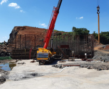 O canteiro de obras da Pequena Central Hidrelétrica (PCH) Bela Vista está movimentado. Cerca de 300 pessoas já trabalham no empreendimento que está sendo construído no Rio Chopim, entre os municípios de Verê e São João, no Sudoeste do Estado. Foto: Copel