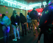 A Força-Tarefa Infância Segura de Combate a Crimes contra a Criança realizou na noite de quinta-feira (28) ações de fiscalização e conscientização em estabelecimentos comerciais e bares de Curitiba. Foi a sexta Operação Integrada e Ostensiva de Protec&#807;a&#771;o a&#768;s Crianc&#807;as e Adolescentes. Foto:SEJUF