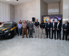 Foram entregues à Polícia Rodoviária Federal (PRF) 26 viaturas blindadas. O vice-governador Darci Piana fez a entrega dos veículos, que foram adquiridos por convênio entre o Governo do Estado, através do Departamento de Estradas de Rodagem (DER), e a superintendência estadual da PRF. Os recursos são dos contratos de concessão das rodovias, para aparelhamento das forças policiais do Estado. Foto: Ari Dias/AEN