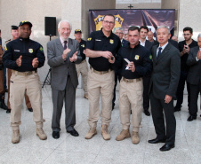 Foram entregues à Polícia Rodoviária Federal (PRF) 26 viaturas blindadas. O vice-governador Darci Piana fez a entrega dos veículos, que foram adquiridos por convênio entre o Governo do Estado, através do Departamento de Estradas de Rodagem (DER), e a superintendência estadual da PRF. Os recursos são dos contratos de concessão das rodovias, para aparelhamento das forças policiais do Estado. Foto: Ari Dias/AEN