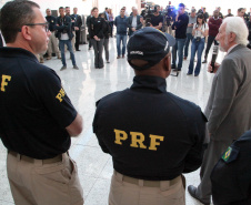 Foram entregues à Polícia Rodoviária Federal (PRF) 26 viaturas blindadas. O vice-governador Darci Piana fez a entrega dos veículos, que foram adquiridos por convênio entre o Governo do Estado, através do Departamento de Estradas de Rodagem (DER), e a superintendência estadual da PRF. Os recursos são dos contratos de concessão das rodovias, para aparelhamento das forças policiais do Estado. Foto: Ari Dias/AEN