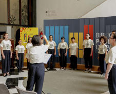 A Biblioteca Pública do Paraná (BPP) preparou uma programação especial para o mês de dezembro, com diversas atrações natalinas e atividades infantis. Uma minitemporada de corais e novas edições dos projetos Cine Pipoca e Gincana da Leitura são os destaques da agenda, que ainda inclui exposições, oficinas, lançamentos de livros, exibições de filmes e peças teatrais. Todas as atividades são gratuitas.