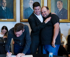 O Governo do Estado conclui esta semana a rodada de autorizações para liberação de recursos do programa Paraná Mais Cidades, que começou há cerca de dois meses. Coordenado pela Casa Civil, o programa é uma parceria entre o Governo e a Assembleia Legislativa e conta com R$ 351 milhões, provenientes do Tesouro Estadual e da devolução do exercício orçamentário do Legislativo. Foto: Guilherme Flores/Casa Civil