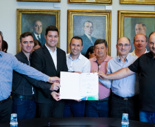 O Governo do Estado conclui esta semana a rodada de autorizações para liberação de recursos do programa Paraná Mais Cidades, que começou há cerca de dois meses. Coordenado pela Casa Civil, o programa é uma parceria entre o Governo e a Assembleia Legislativa e conta com R$ 351 milhões, provenientes do Tesouro Estadual e da devolução do exercício orçamentário do Legislativo. Foto: Guilherme Flores/Casa Civil