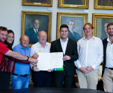 O Governo do Estado conclui esta semana a rodada de autorizações para liberação de recursos do programa Paraná Mais Cidades, que começou há cerca de dois meses. Coordenado pela Casa Civil, o programa é uma parceria entre o Governo e a Assembleia Legislativa e conta com R$ 351 milhões, provenientes do Tesouro Estadual e da devolução do exercício orçamentário do Legislativo. Foto: Guilherme Flores/Casa Civil