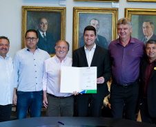 O Governo do Estado conclui esta semana a rodada de autorizações para liberação de recursos do programa Paraná Mais Cidades, que começou há cerca de dois meses. Coordenado pela Casa Civil, o programa é uma parceria entre o Governo e a Assembleia Legislativa e conta com R$ 351 milhões, provenientes do Tesouro Estadual e da devolução do exercício orçamentário do Legislativo. Foto: Guilherme Flores/Casa Civil
